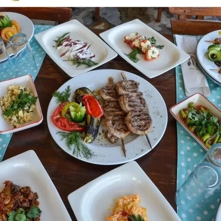 Şişte köfte, közlenmiş biber ve garnitür tabakları