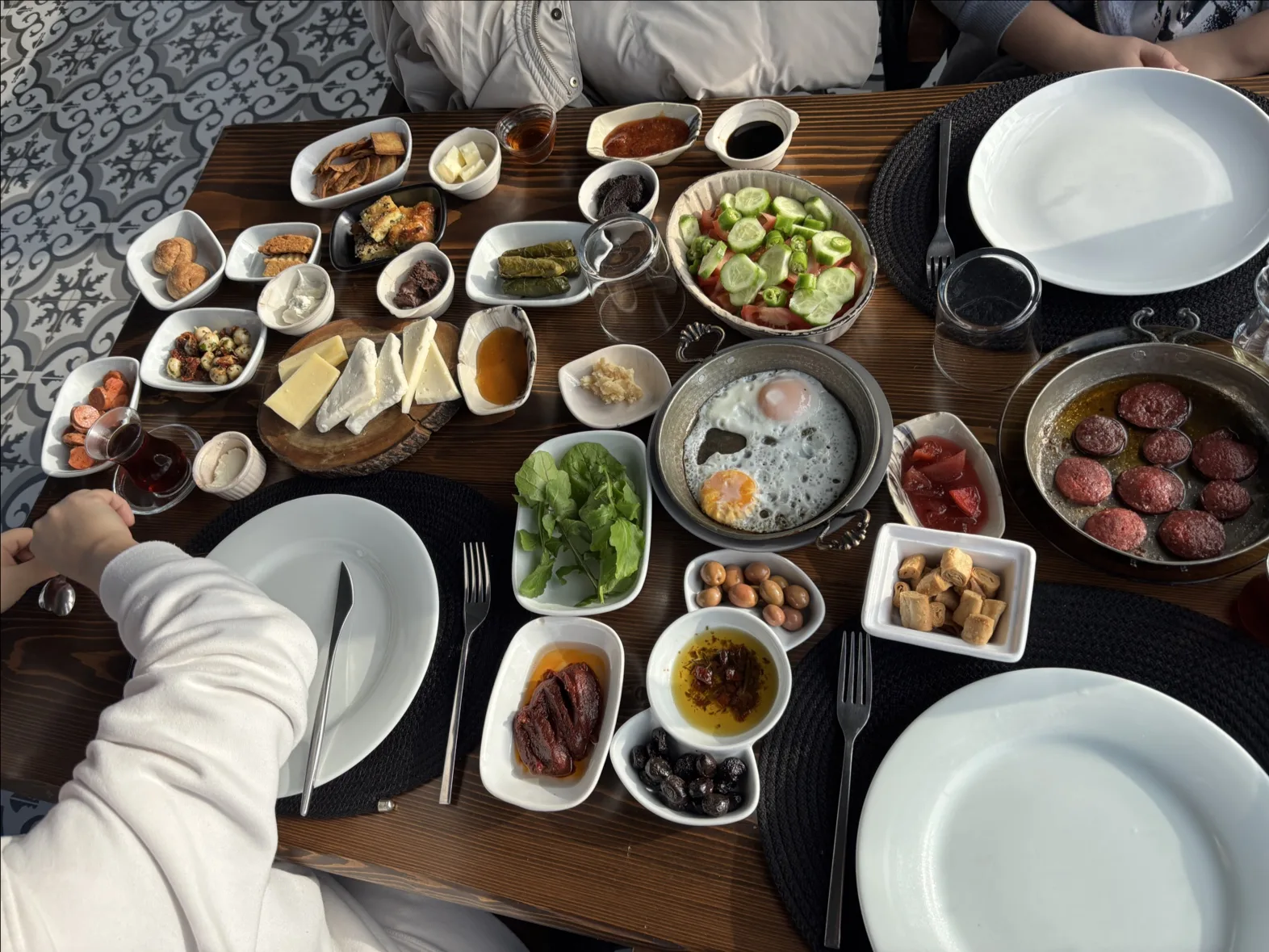 Kahvaltı tabaklarına yakın plan: reçeller, bal, kaymak ve peynirler