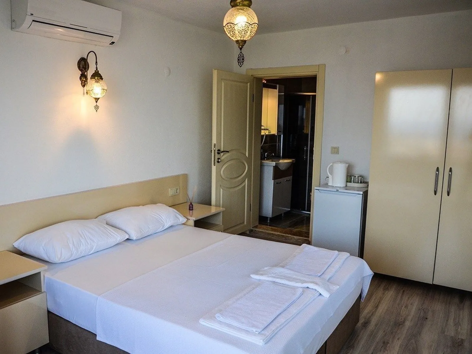 A standard room: double bed, air conditioning, mini fridge and wardrobe